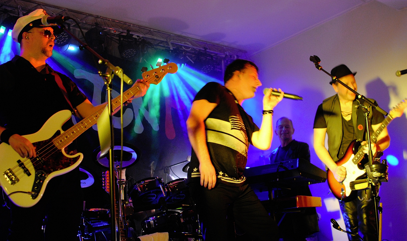 Kapten P spelar live i färgat scenljus